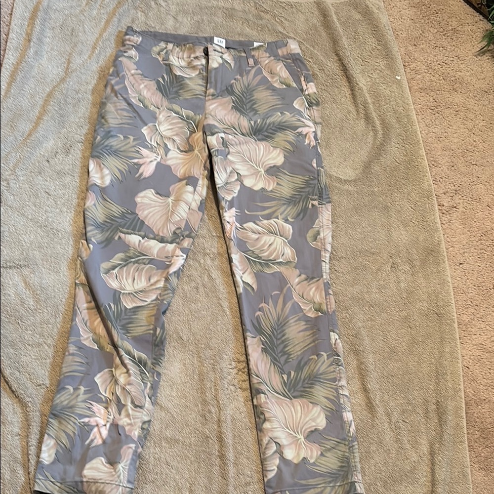 Floral Print Pants in Gray and Pink